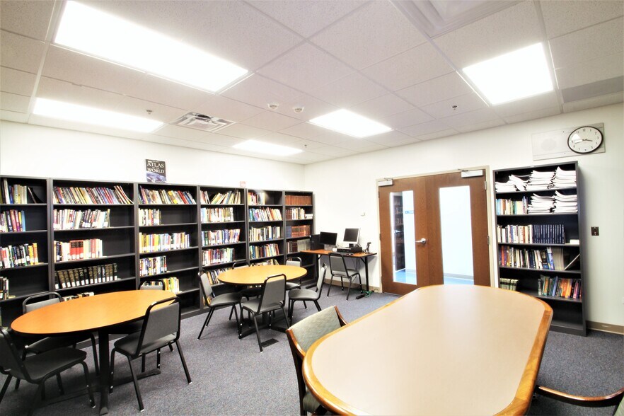 More Photos Of 14240 Dante Ave, Dolton Loft Creative Space For Lease