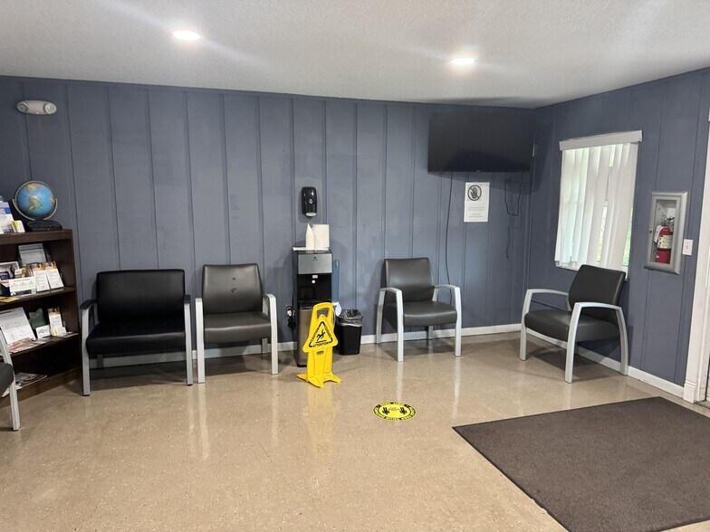 More Photos Of 105 W Calvin St, Deland Office For Sale