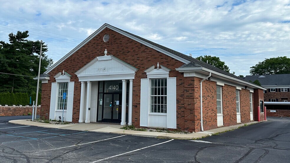 Primary Photo Of 4140 W Maple Rd, Bloomfield Hills Medical For Lease