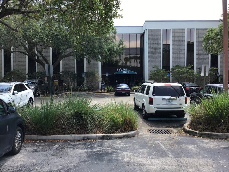 Primary Photo Of 1601 N Palm Ave, Pembroke Pines Medical For Lease