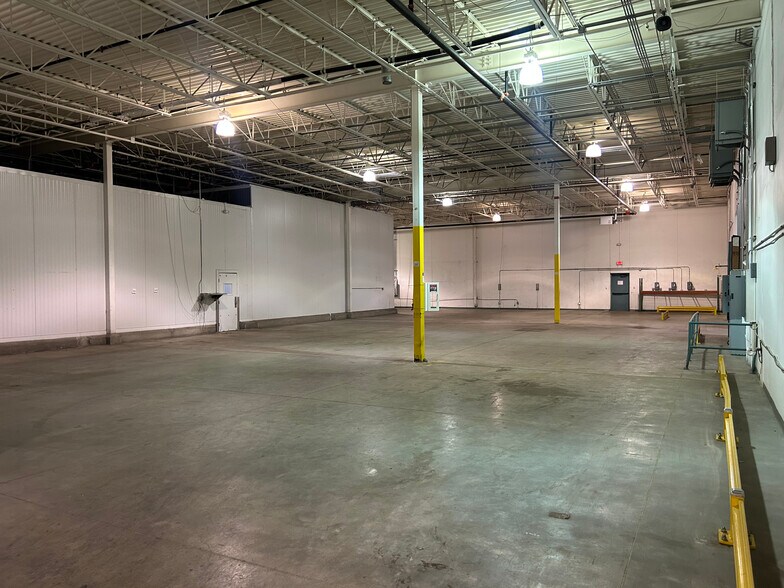 More Photos Of 2805 W Service Rd, Eagan Warehouse For Sale