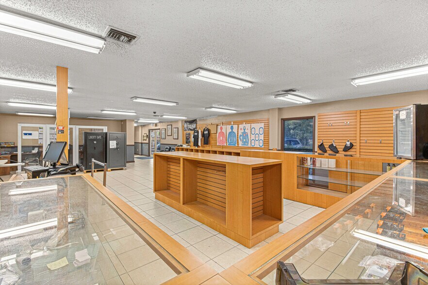 More Photos Of 1031 NE 16th St, Ocala Manufacturing For Lease