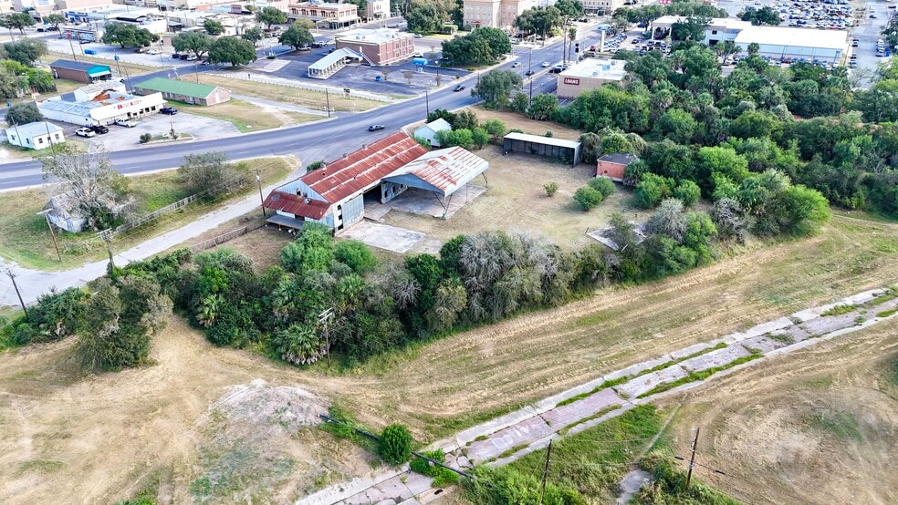 More Photos Of 305 W Houston St, Beeville Warehouse For Sale