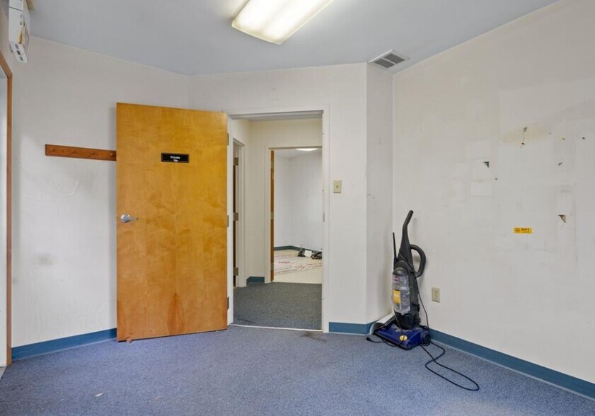 More Photos Of , Montgomery Office For Sale