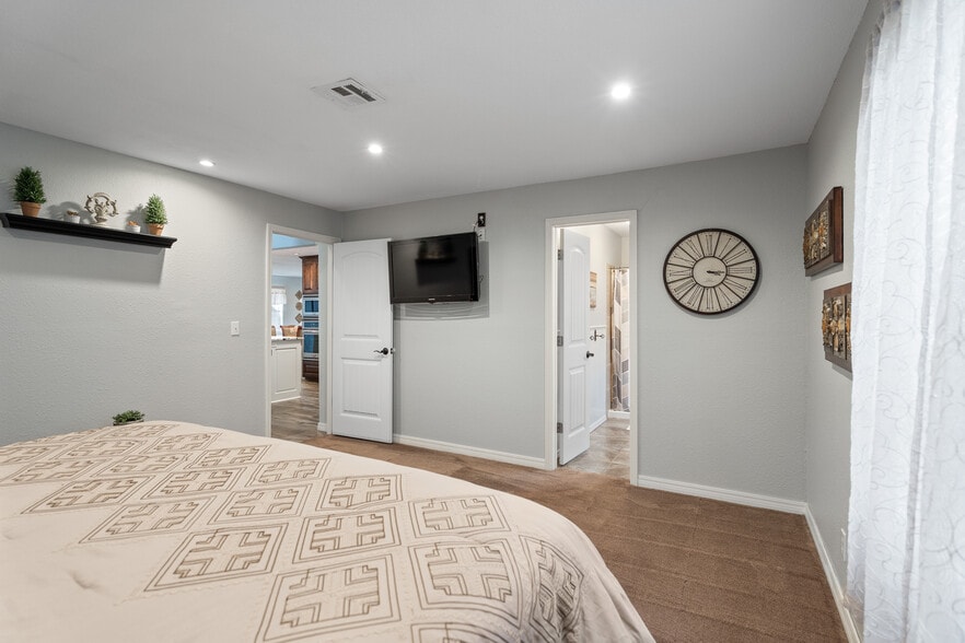 More Photos Of 3133 Chickasaw Trl, Sulphur Restaurant For Sale