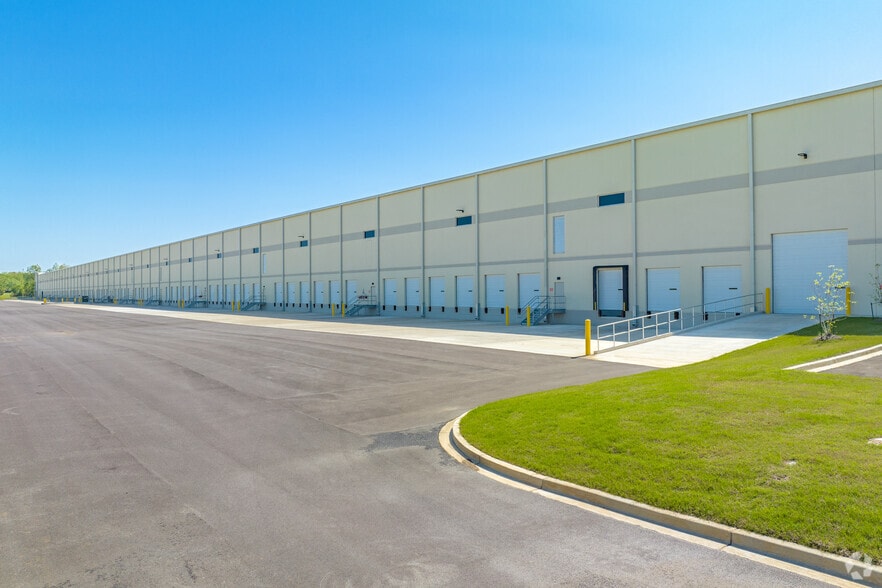 More Photos Of 3715 US Hwy 51, Southaven Distribution For Lease