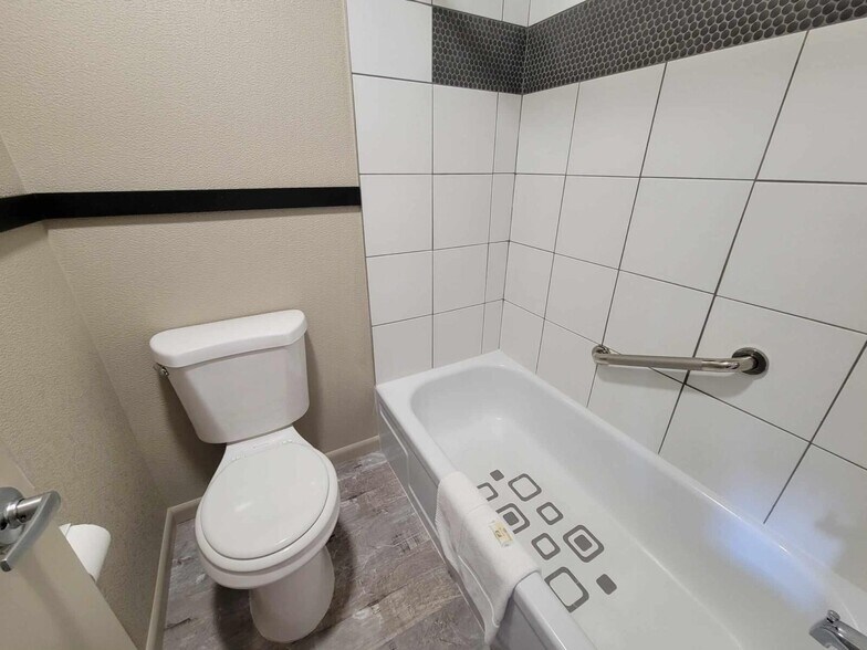 More Photos Of 1313 W Cherry St, Vermillion Hotel For Sale