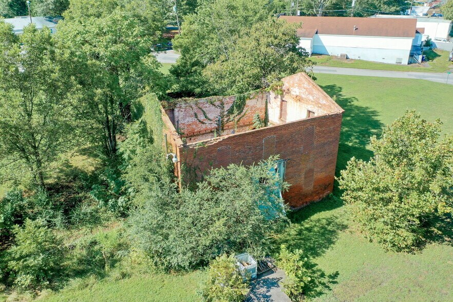 More Photos Of 208 Carolina Dr, Liberty Warehouse For Sale