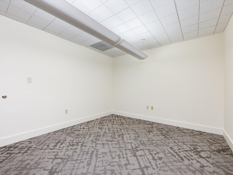 More Photos Of 1812 W Morehead St, Charlotte Office Residential For Lease