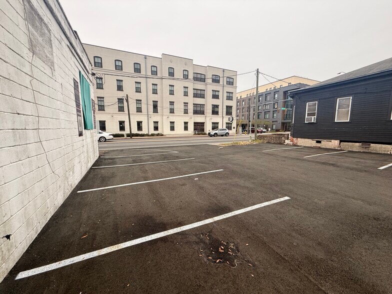 More Photos Of 112 W Victory Dr, Savannah Showroom For Lease