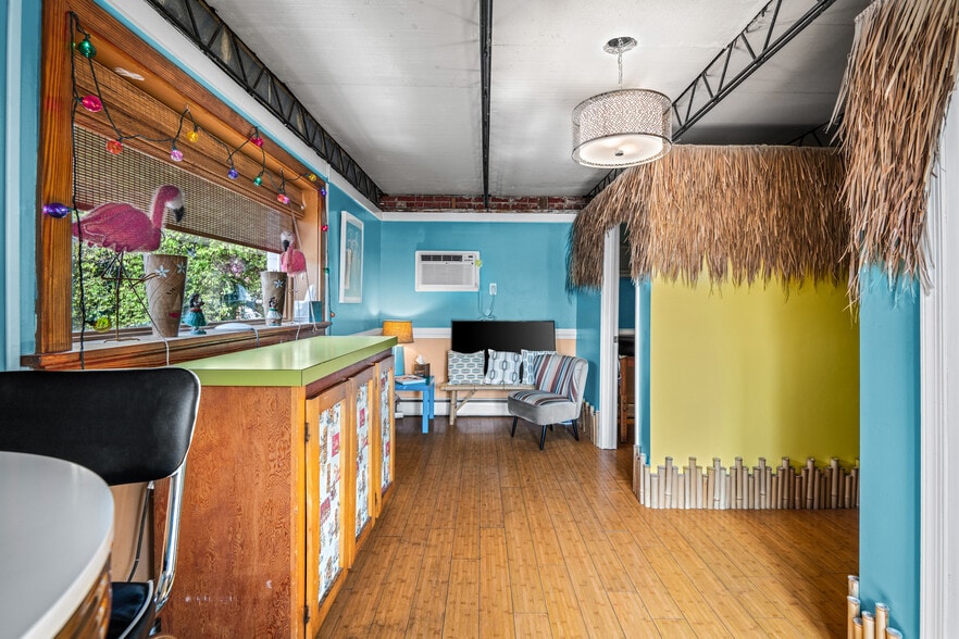 More Photos Of 10 S Crenshaw Ave, Richmond Freestanding For Lease