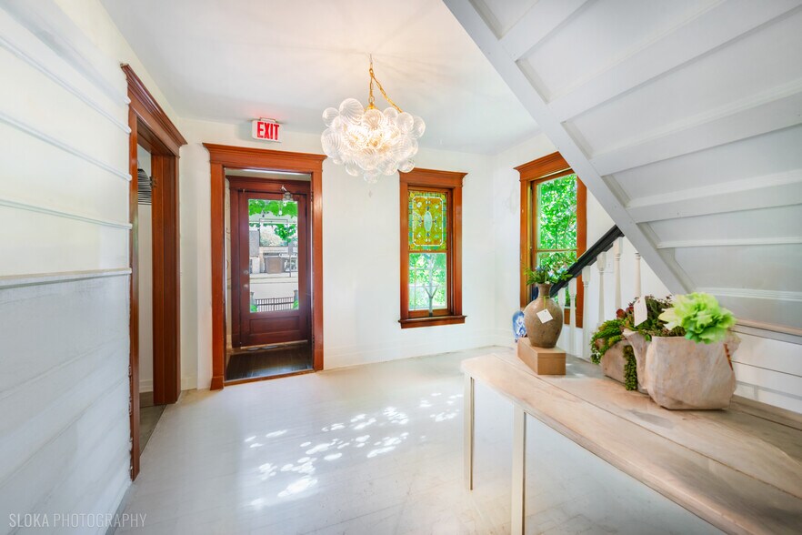 More Photos Of 428 W State St, Geneva Freestanding For Sale