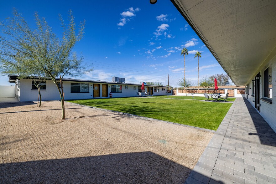 More Photos Of 6043-6049 W Laurie Ln, Glendale Apartments For Sale