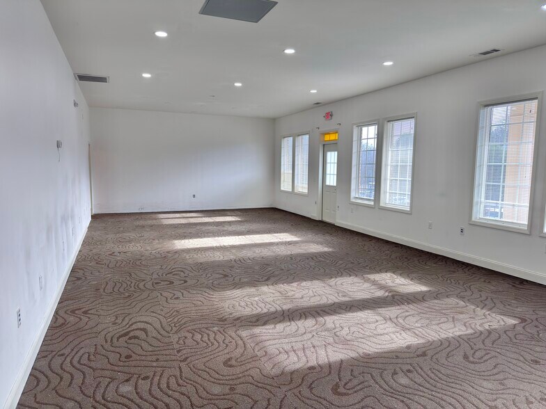 More Photos Of 4209 Oakwood Rd, Oakwood Office For Lease