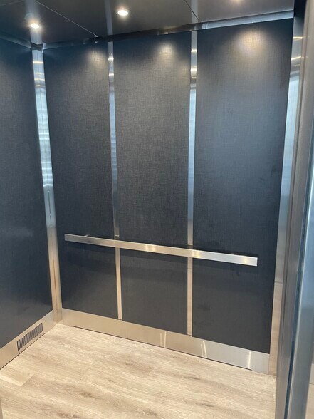 More Photos Of 13907 N Dale Mabry, Tampa Office For Sale