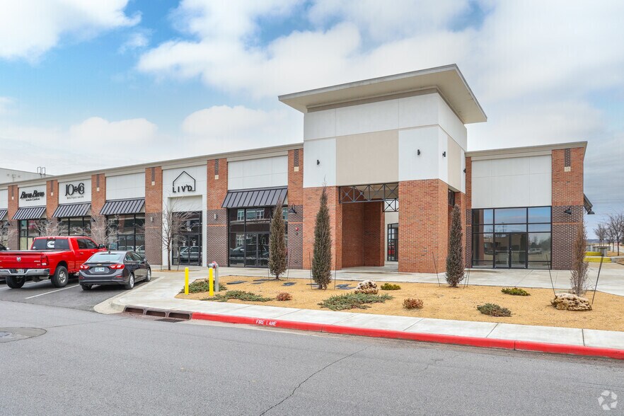 More Photos Of 161 S Riverfront Dr, Jenks General Retail For Lease