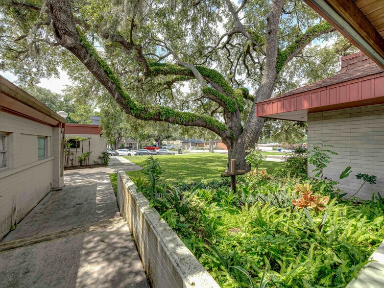 More Photos Of 211 Easton Dr, Lakeland Religious Facility For Sale