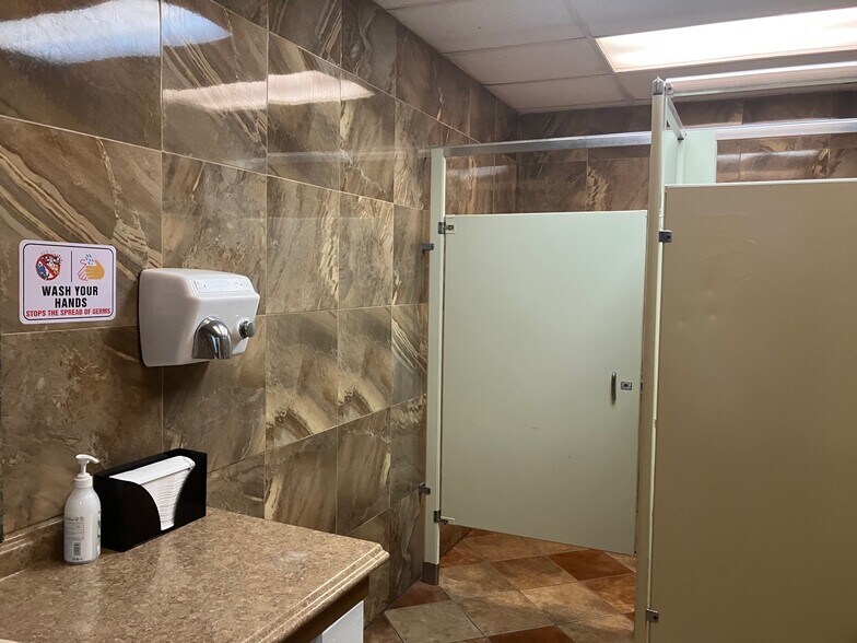 More Photos Of 4500 West Ave, San Antonio General Retail For Lease