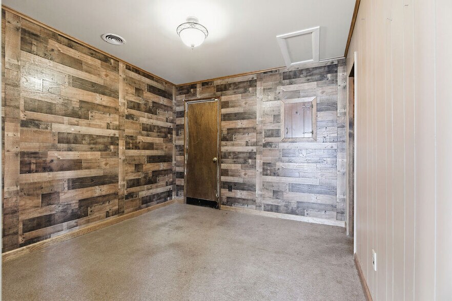 More Photos Of 15 W 1st St S, Fulton Freestanding For Sale