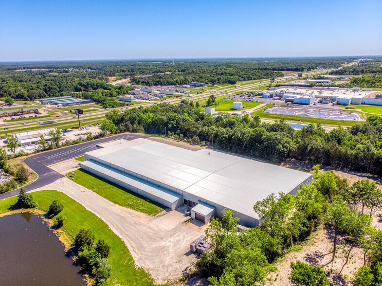 More Photos Of 1402 E Veterans Memorial Pky, Truesdale Manufacturing For Sale