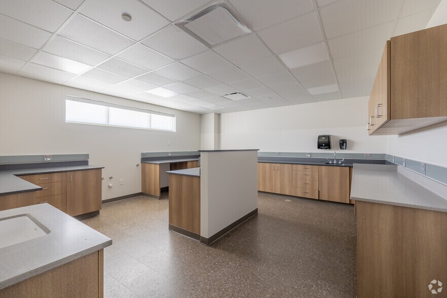 More Photos Of 200 Enterprise Dr, Pekin Light Distribution For Lease