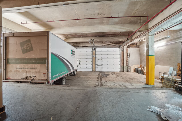 More Photos Of 4360 Ch de la Côte-de-Liesse, Mt Royal Showroom For Lease