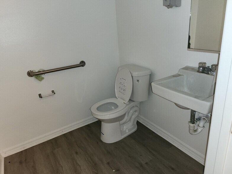 More Photos Of 1740 NE 23rd Ter, Ocala Warehouse For Lease