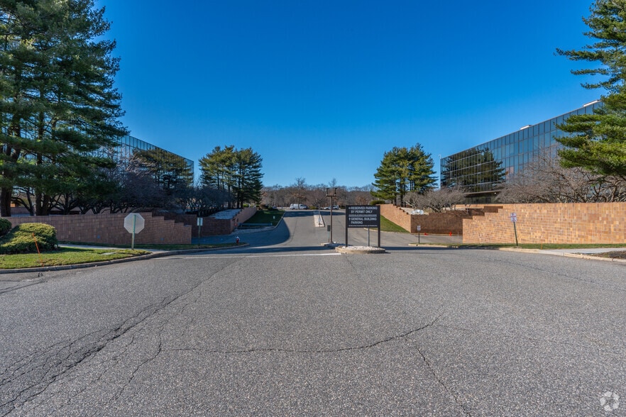 More Photos Of 300 Jericho Quadrangle, Jericho Unknown For Lease