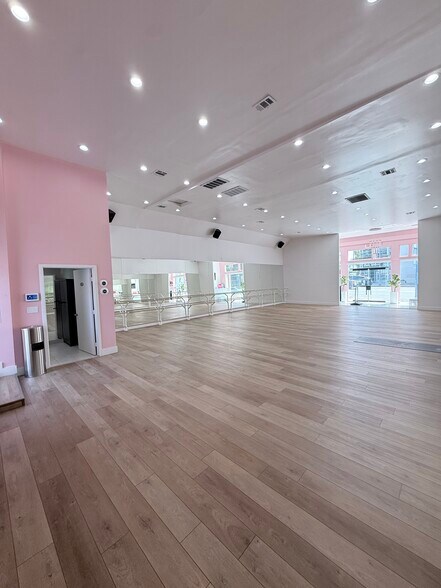 More Photos Of 1257-1261 N La Brea Ave, Los Angeles Freestanding For Lease