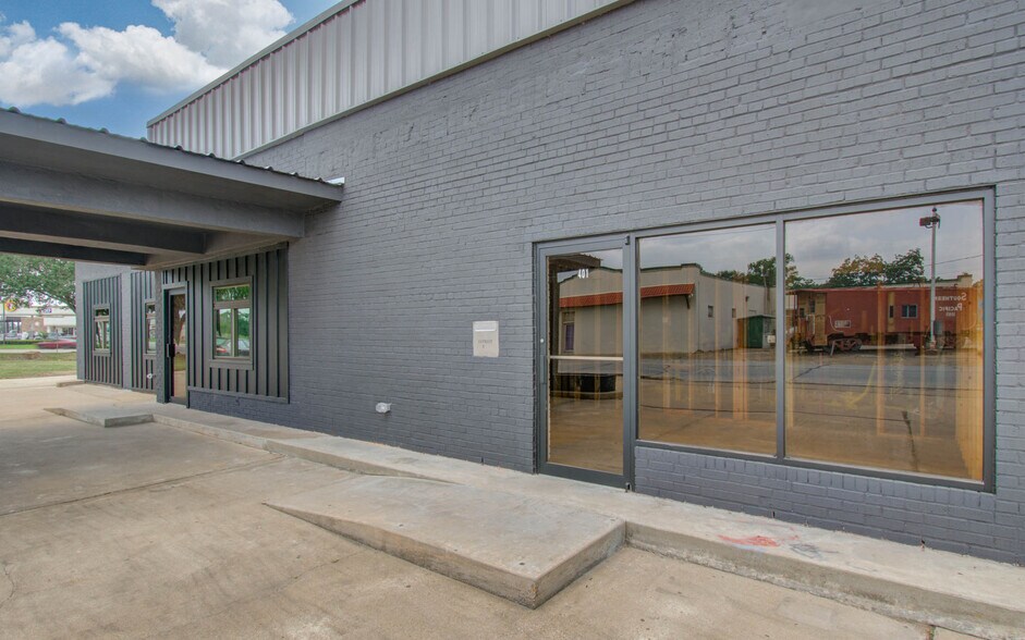 More Photos Of 401 E Main St, Eagle Lake Restaurant For Sale