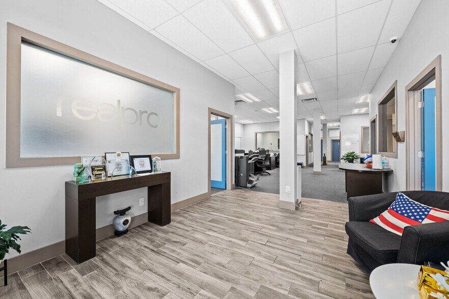 More Photos Of 3309 NE 33rd St, Fort Lauderdale General Retail For Lease