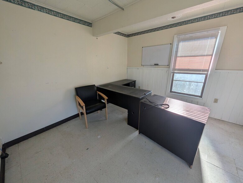 More Photos Of 401 Main st, Mart Office For Sale
