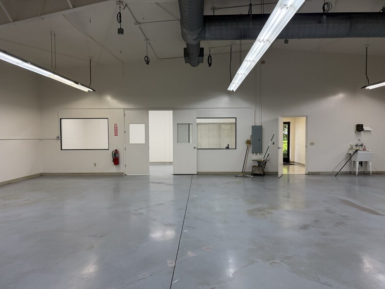 More Photos Of 552 Hi Tech Pky, Oakdale Warehouse For Lease