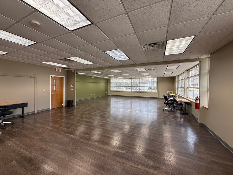 More Photos Of 3497 S 9th St, Kalamazoo Office For Lease
