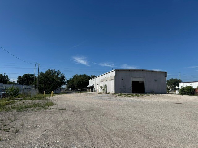 More Photos Of 9507 Palm River Rd, Tampa Warehouse For Lease
