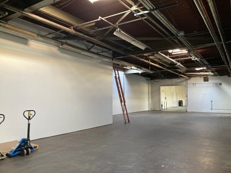 More Photos Of 2002 Dempster St, Evanston Industrial For Lease