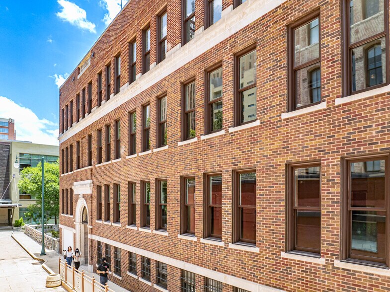 More Photos Of 200 Main Plz, San Antonio Office For Lease