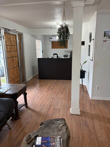More Photos Of 300 Aspen ln, Van Flex For Sale