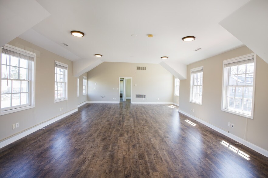 More Photos Of 30 W Bridge St, New Hope Freestanding For Lease