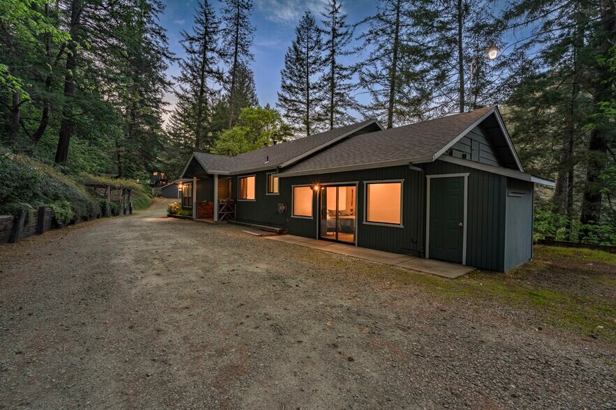 More Photos Of 11744 Galice Rd, Merlin Hotel For Sale