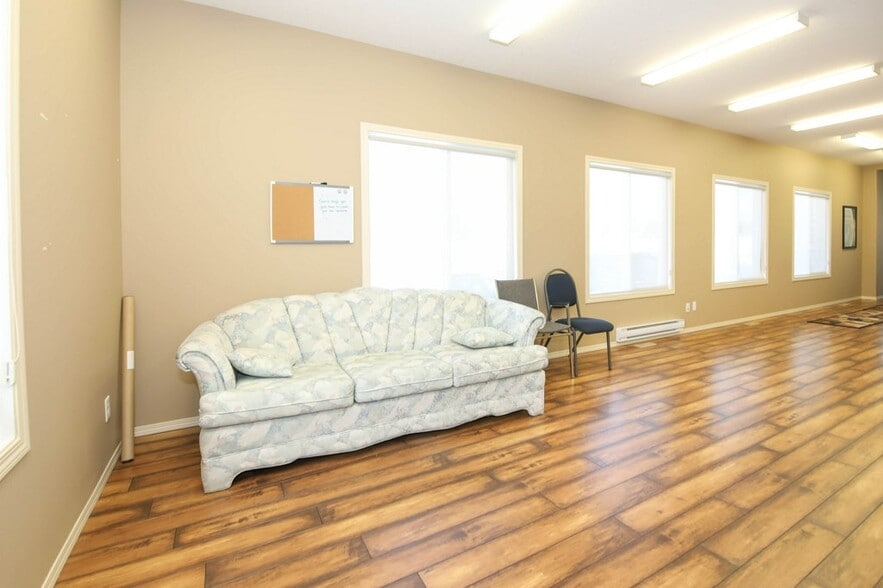 More Photos Of 5209 49A Ave, Bentley Office For Sale
