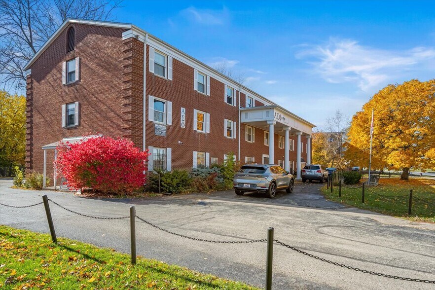 More Photos Of 928 W Hillcrest Dr, Dekalb Sorority Fraternity House For Sale