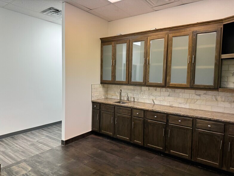 More Photos Of 2853 Dickerson Pky, Carrollton Industrial For Lease