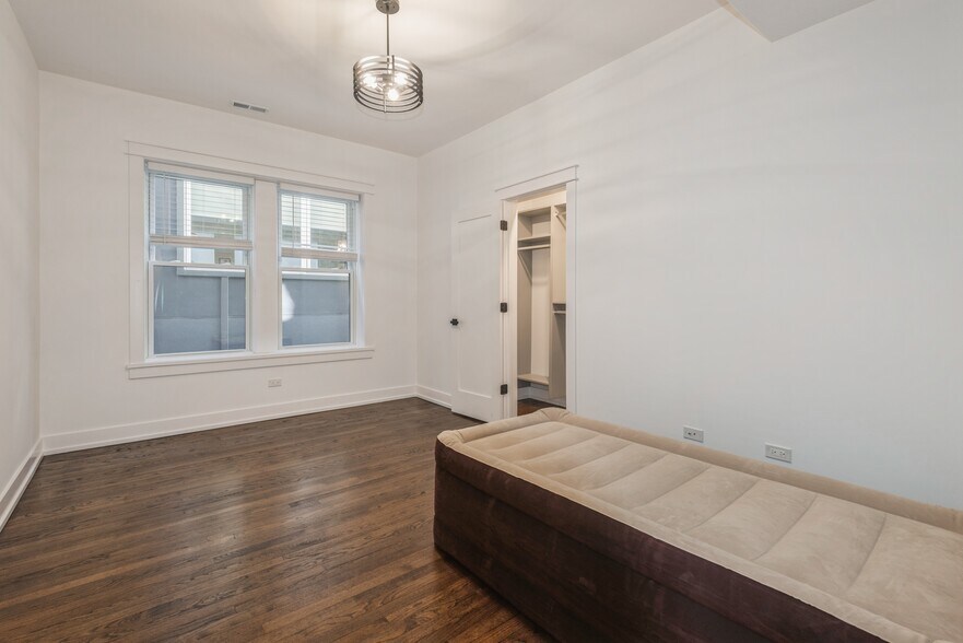More Photos Of 1535 W Estes Ave, Chicago Multifamily For Sale