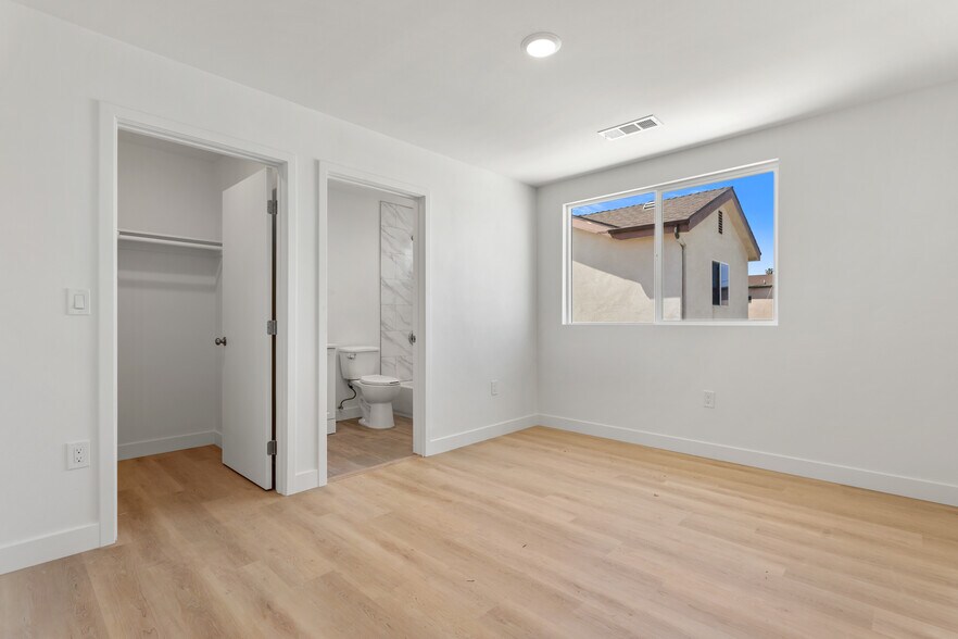 More Photos Of 707 W 80th St, Los Angeles Apartments For Sale