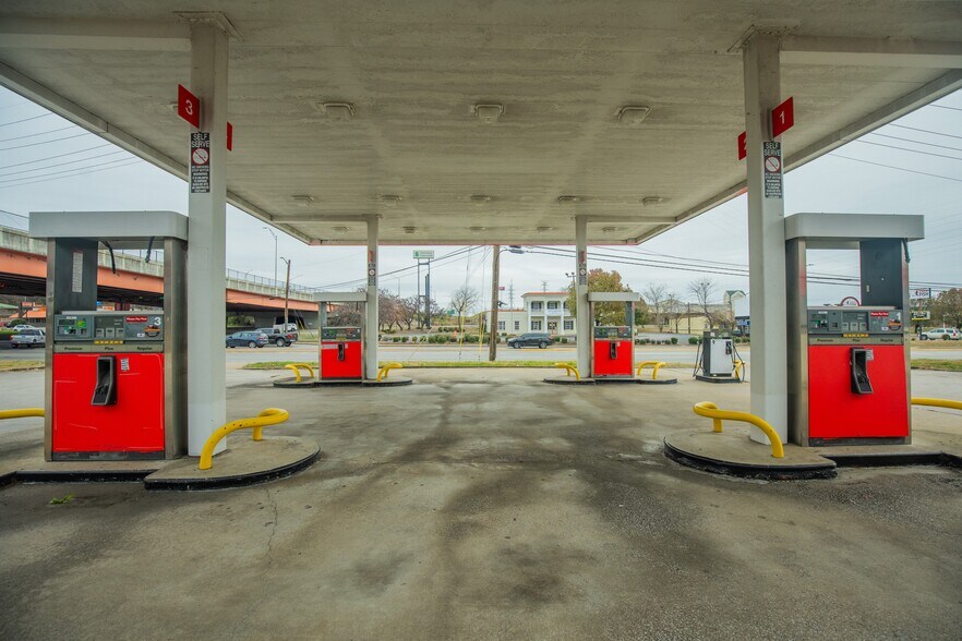 More Photos Of 711 Rivergate Pky, Goodlettsville Service Station For Sale