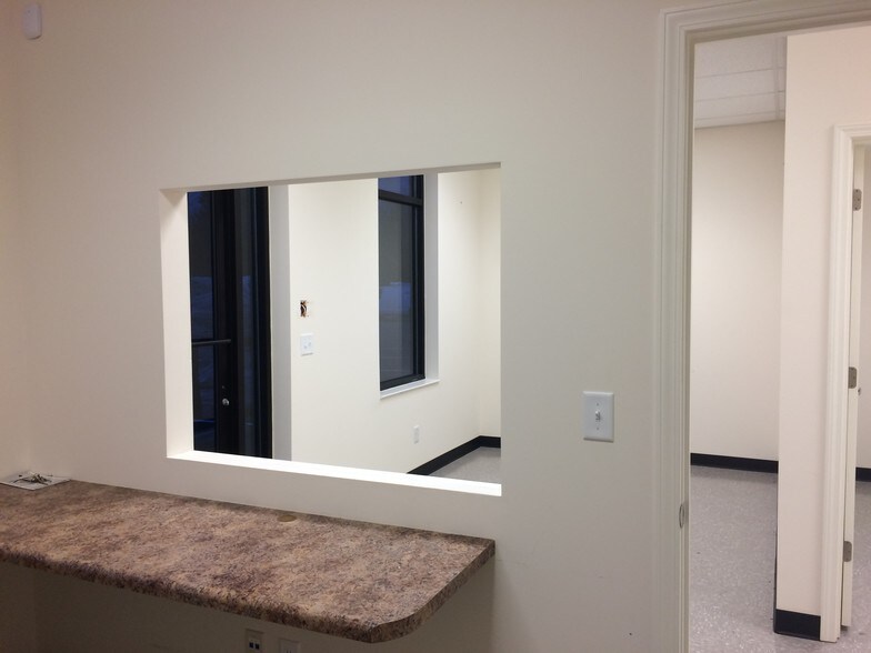 More Photos Of 2231 NW Broad St, Murfreesboro Showroom For Lease