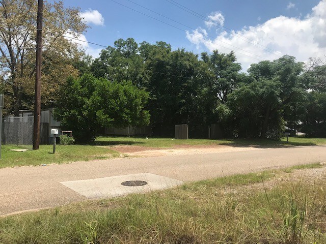 More Photos Of 201 E Powell St, Willis Land For Sale