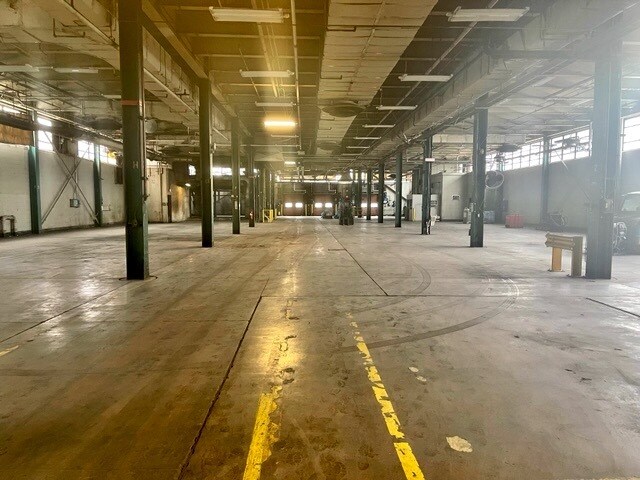 More Photos Of 2400 SW Washington St, Peoria Manufacturing For Sale