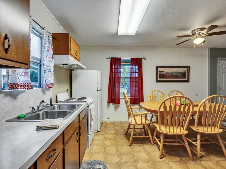 More Photos Of 280 Broken Arrow Marina, Livingston Hotel For Sale